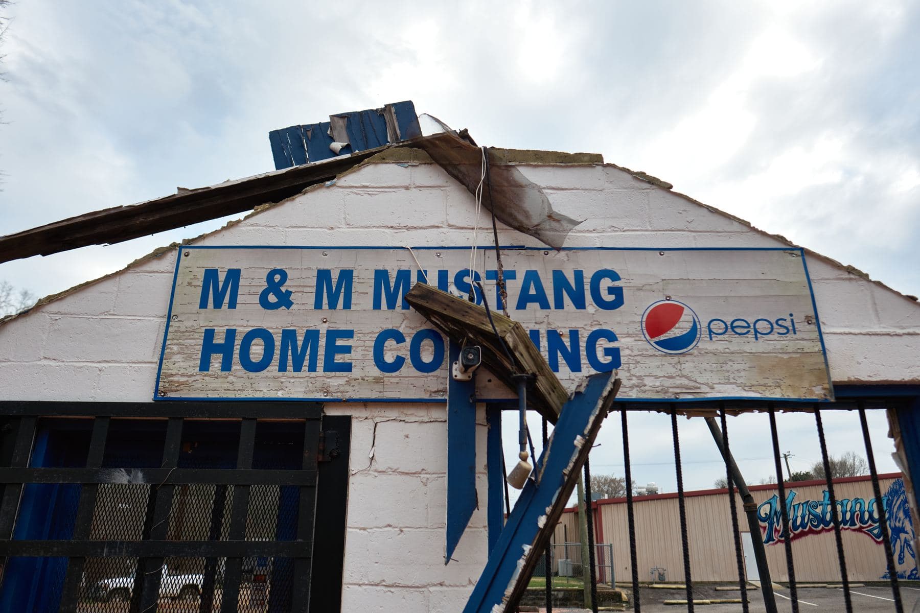 M & M Mustang Homecoming sign in Alabama